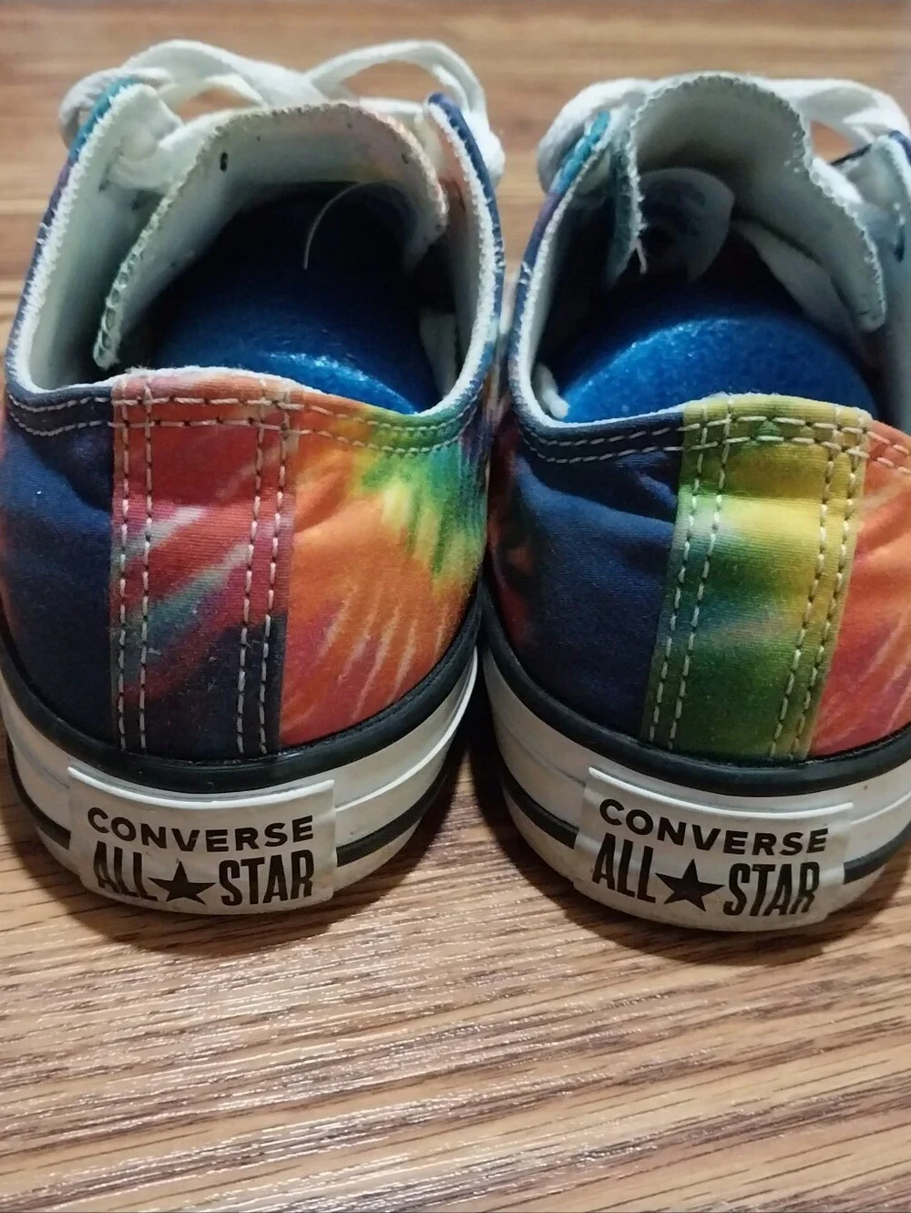 Converse colorful tie